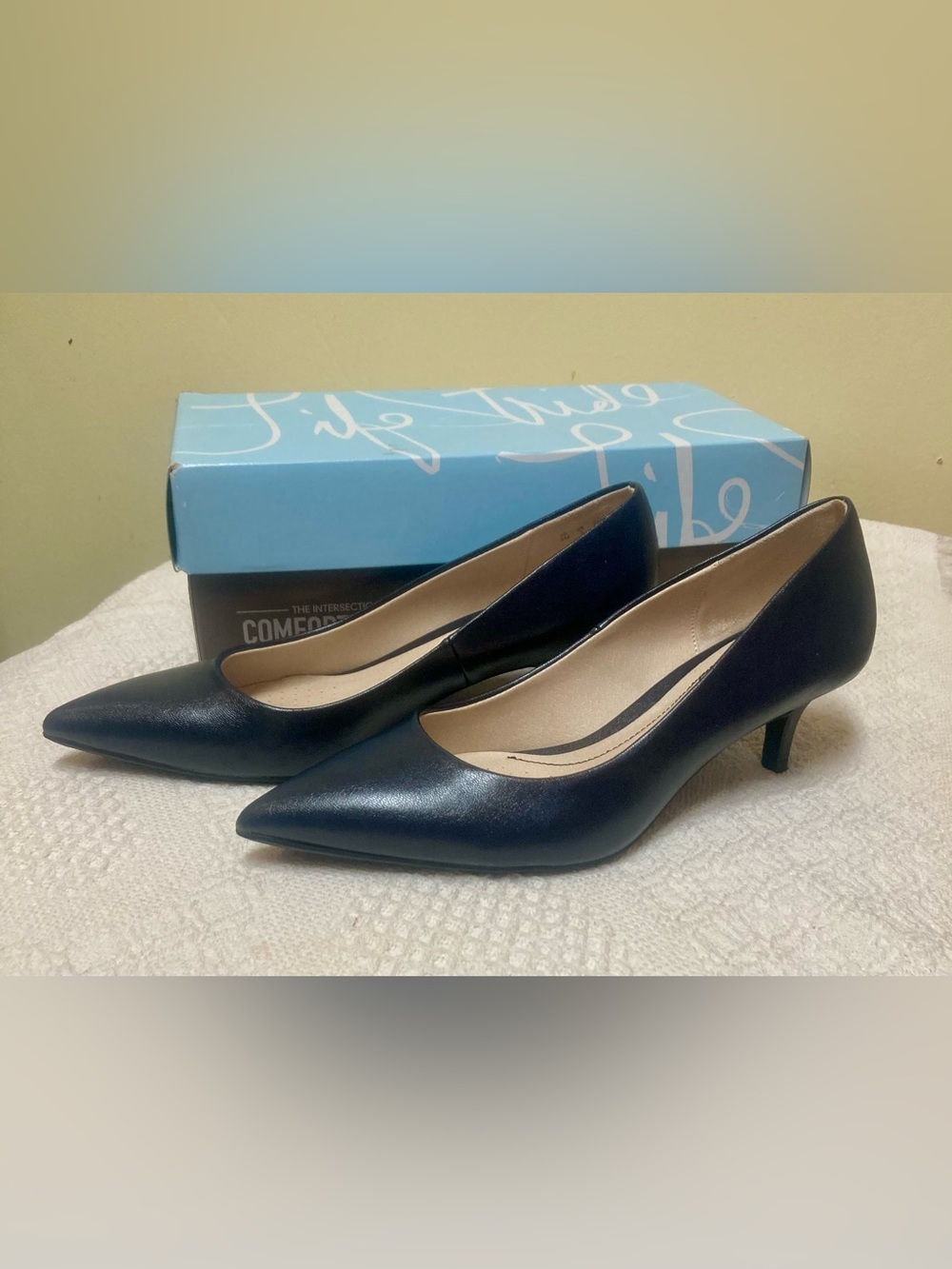 Life Stride Navy Pointed Toe Low Heel Pumps Size 8M